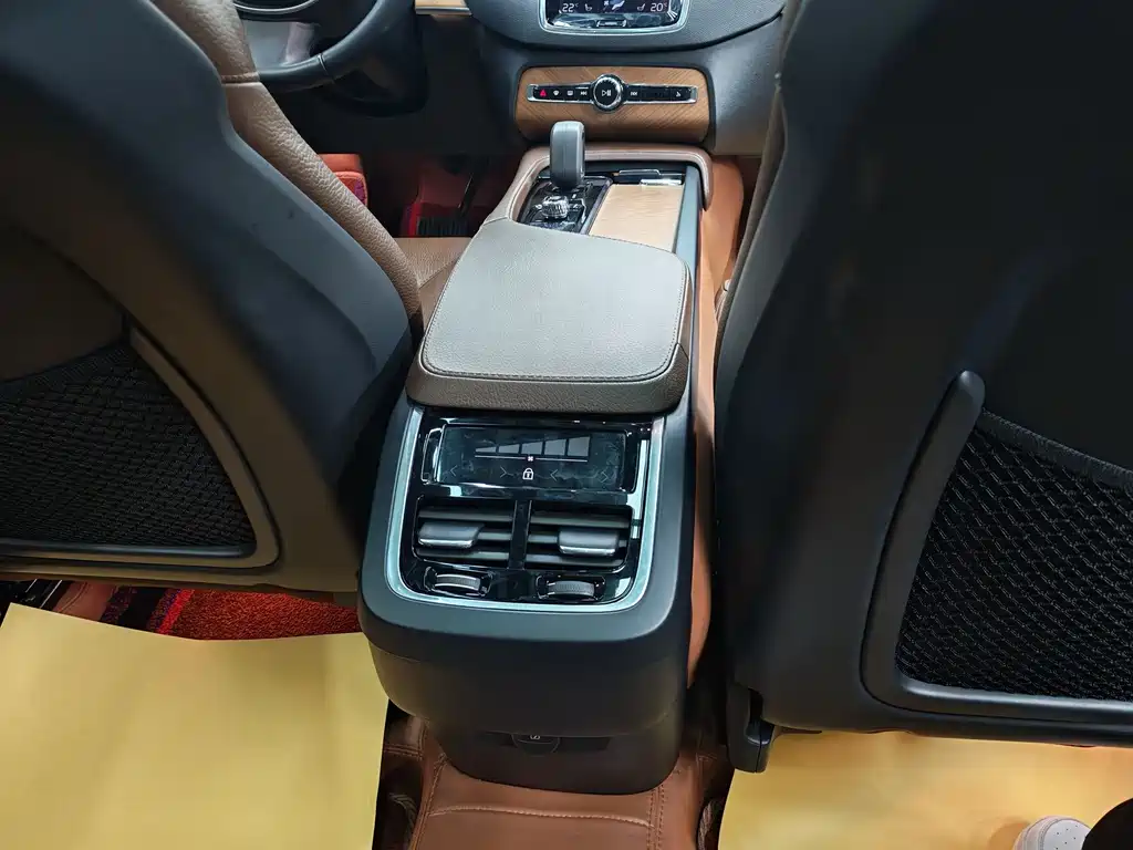 Volvo XC90 — фото 13