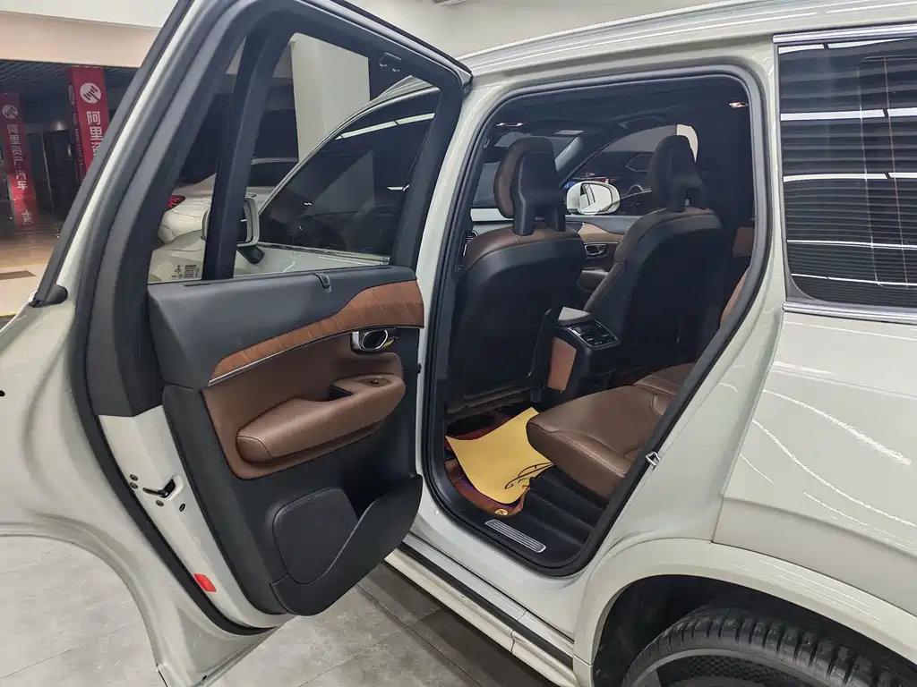 Volvo XC90 — фото 15