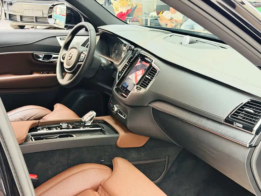 Volvo XC90 — фото 11