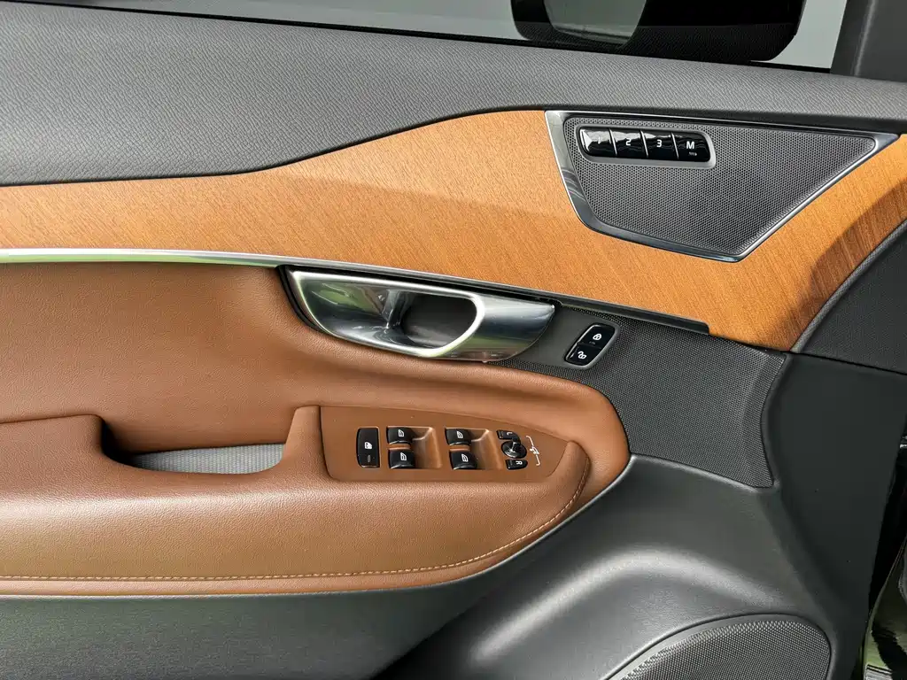 Volvo XC90 — фото 10