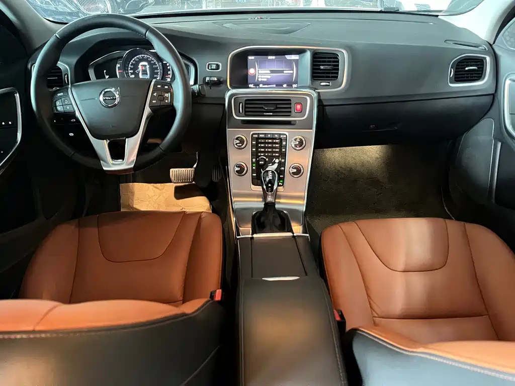 Volvo S60 — фото 11