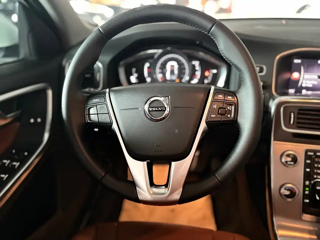 Volvo S60 — фото 12
