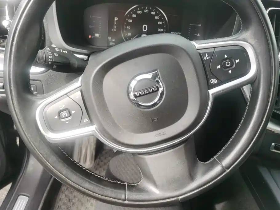 Volvo XC60 — фото 15