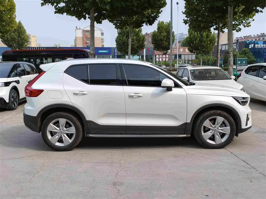 Volvo XC40 — фото 3