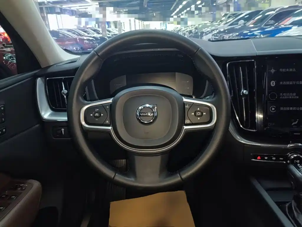 Volvo XC60 — фото 11