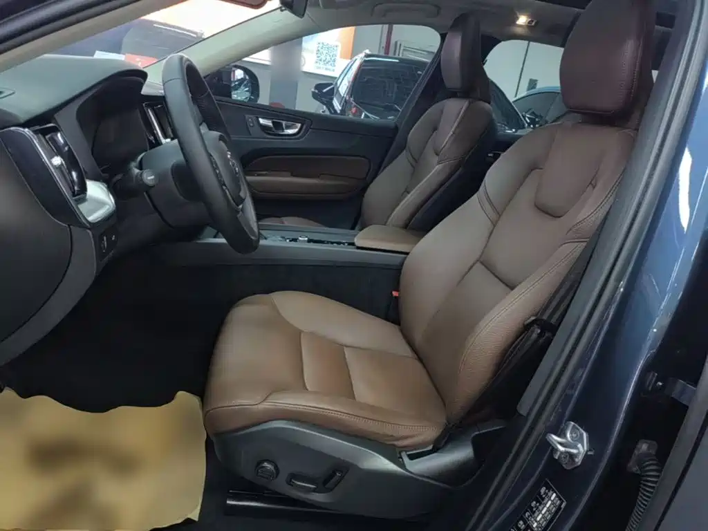 Volvo XC60 — фото 15