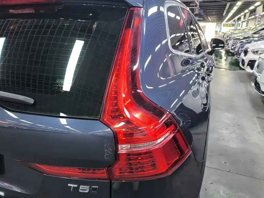 Volvo XC60 — фото 8