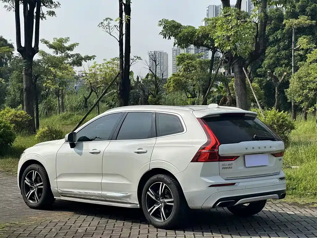 Volvo XC60 — фото 7