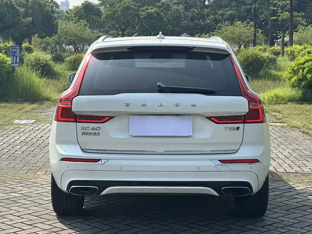 Volvo XC60 — фото 8