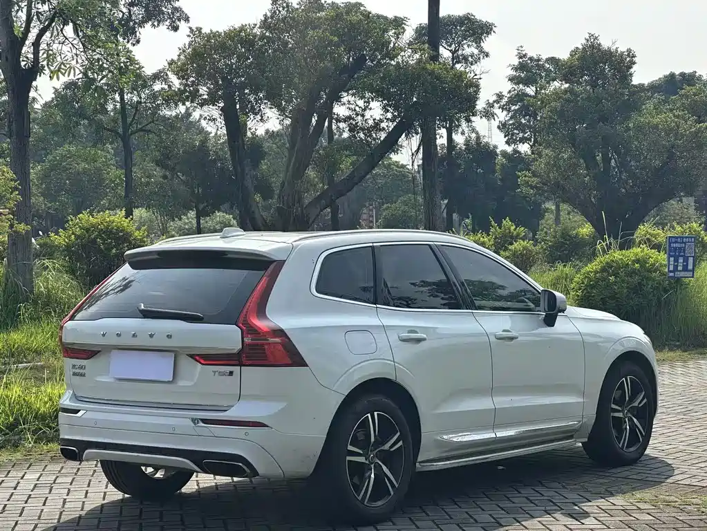 Volvo XC60 — фото 9