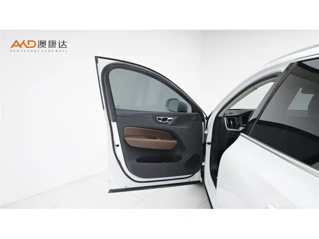 Volvo XC60 — фото 10