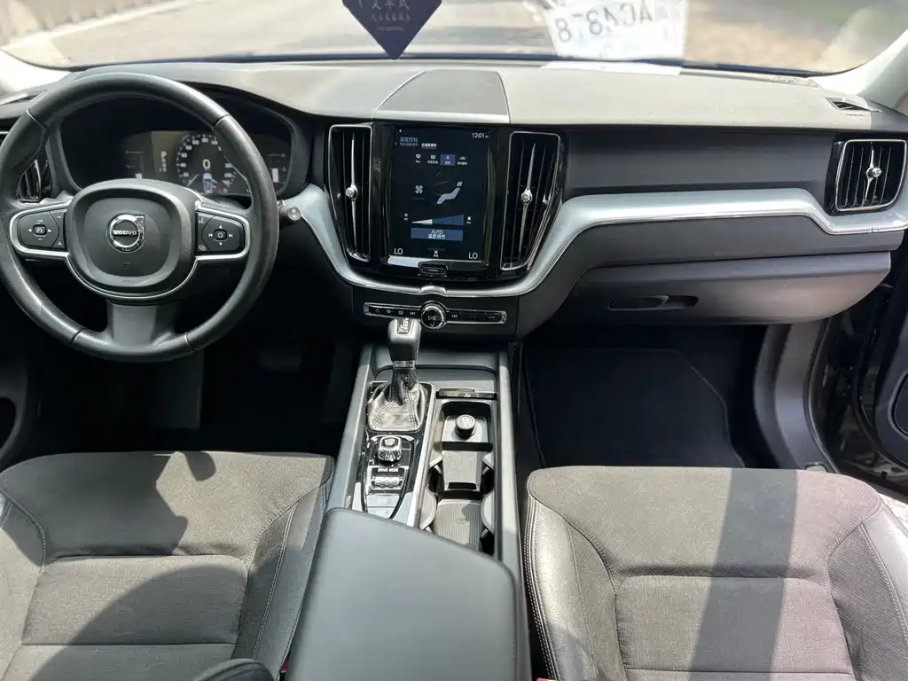 Volvo XC60 — фото 4