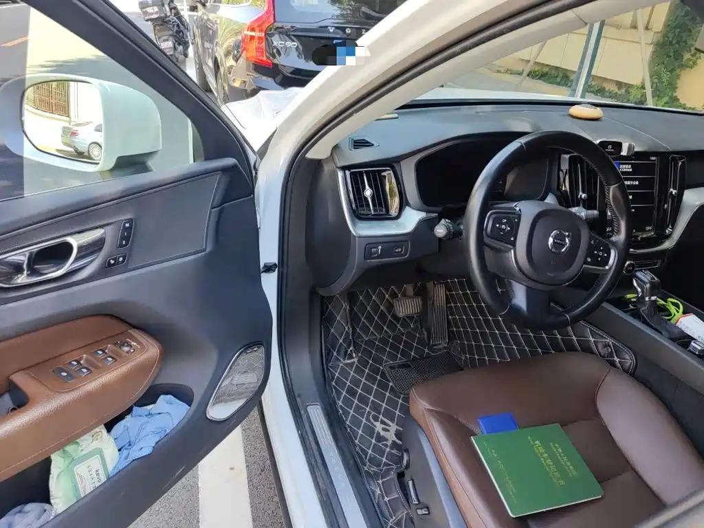 Volvo XC60 — фото 14
