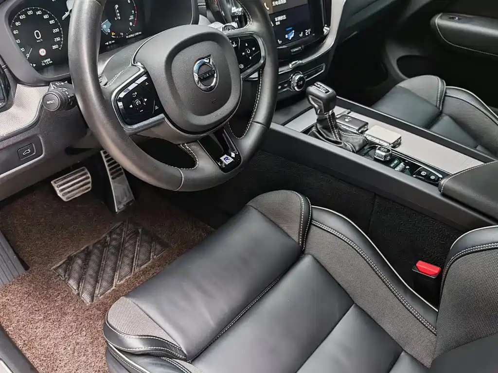 Volvo XC60 — фото 2