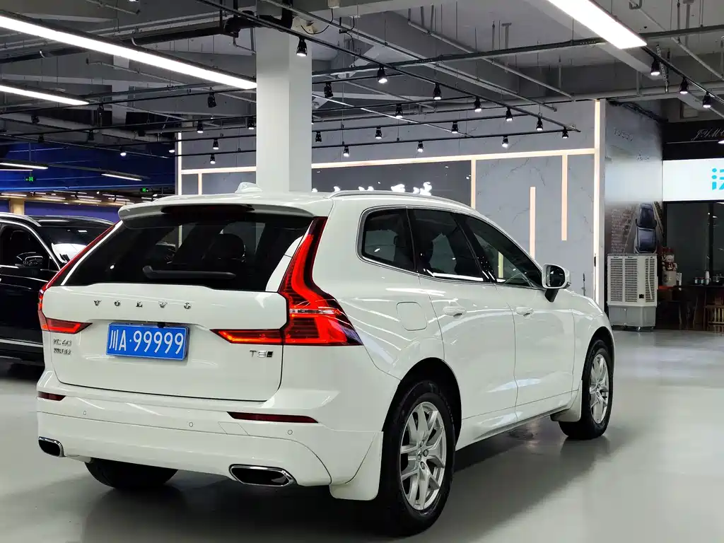 Volvo XC60 — фото 11