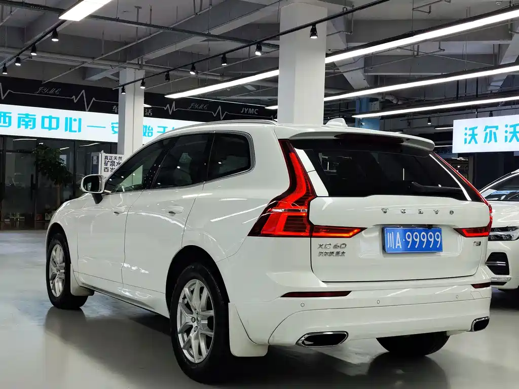 Volvo XC60 — фото 10