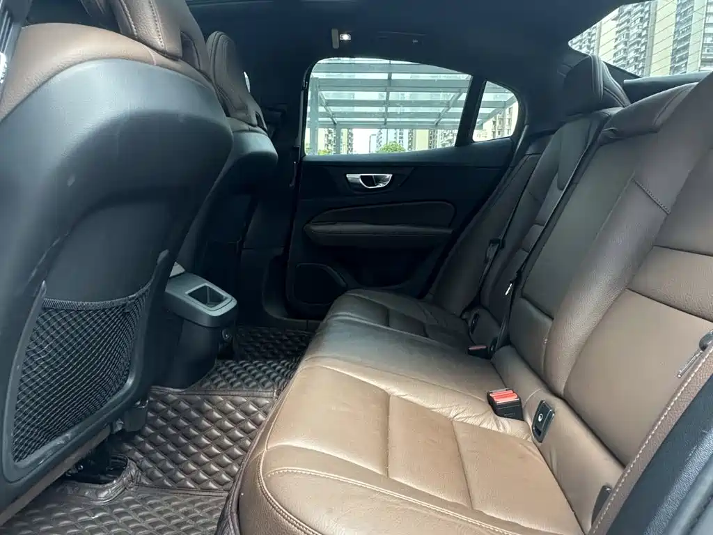 Volvo S60 — фото 10