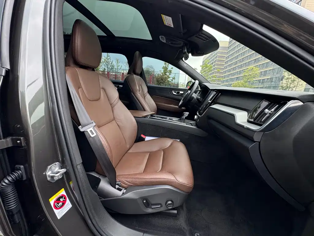Volvo XC60 — фото 11