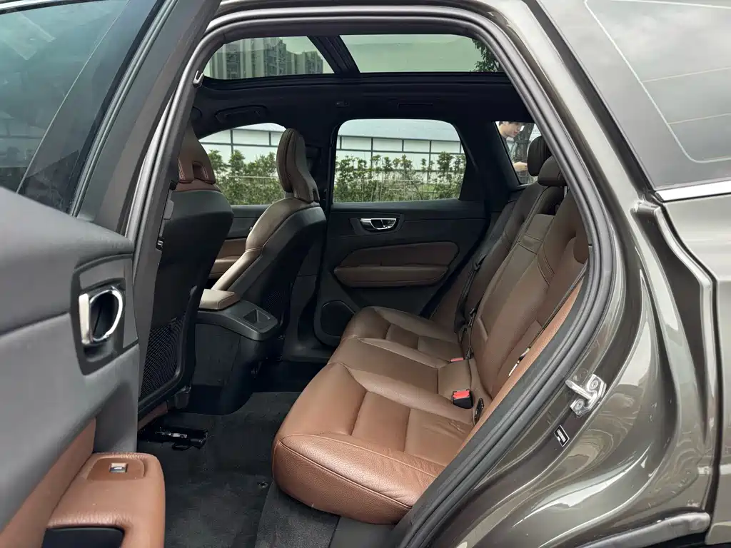 Volvo XC60 — фото 13