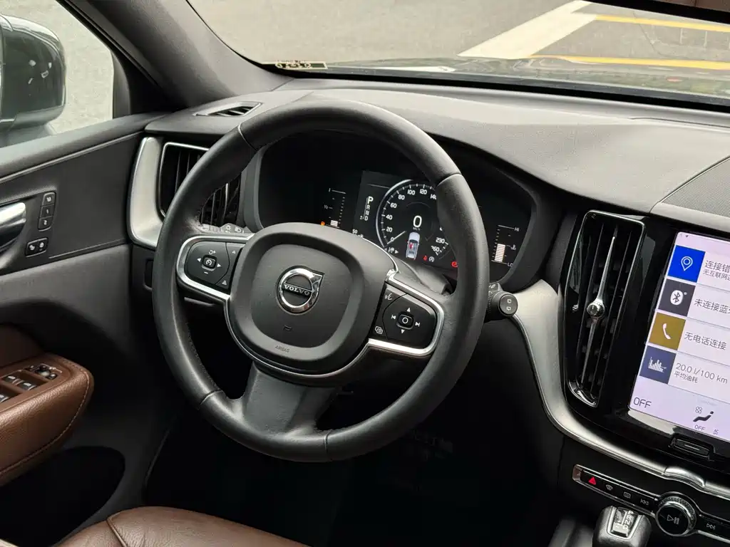 Volvo XC60 — фото 9