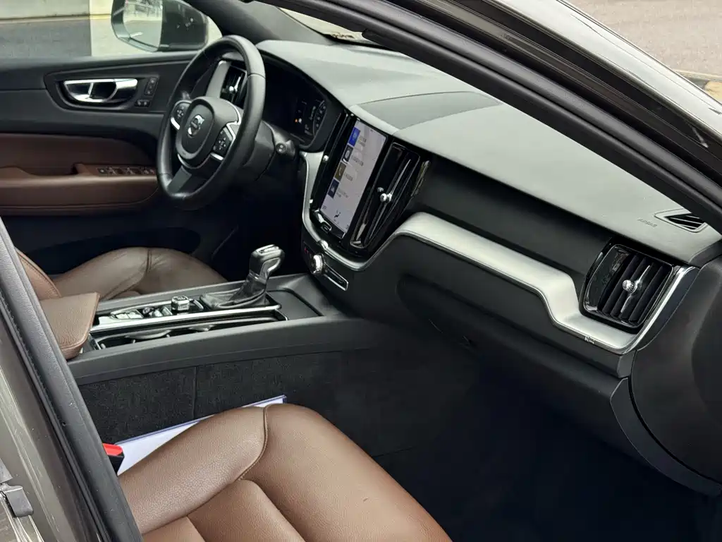 Volvo XC60 — фото 10