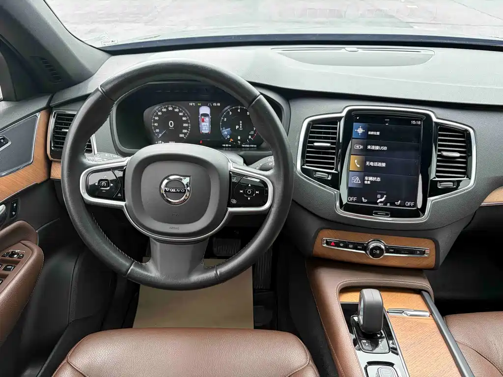 Volvo XC90 — фото 10