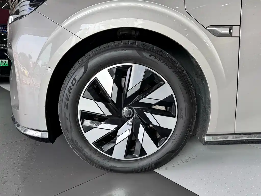 Volvo EM90 — фото 11