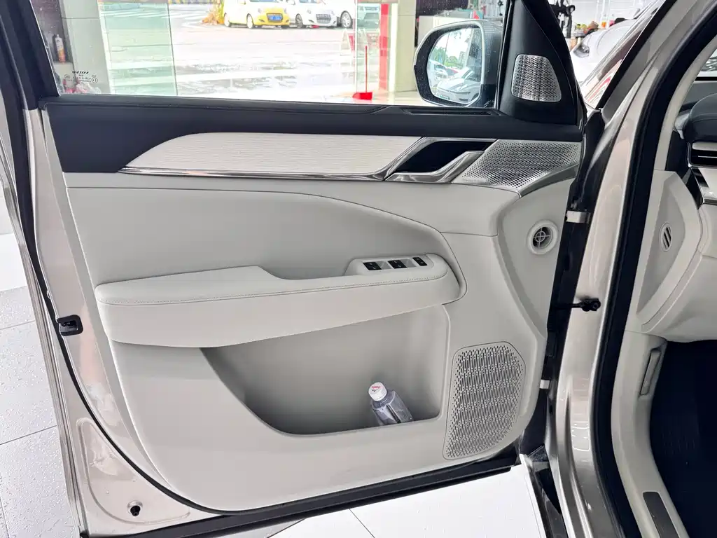 Volvo EM90 — фото 13