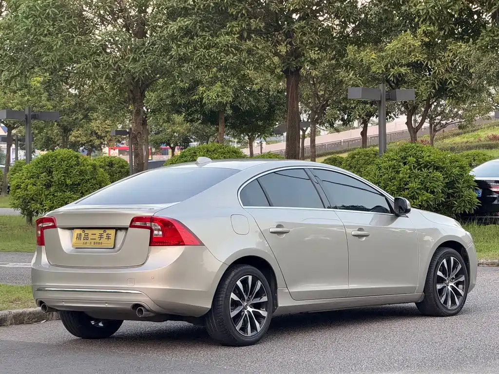 Volvo S60 — фото 17