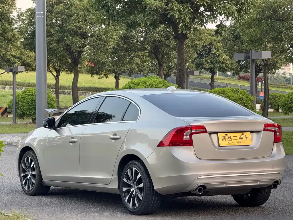 Volvo S60 — фото 19