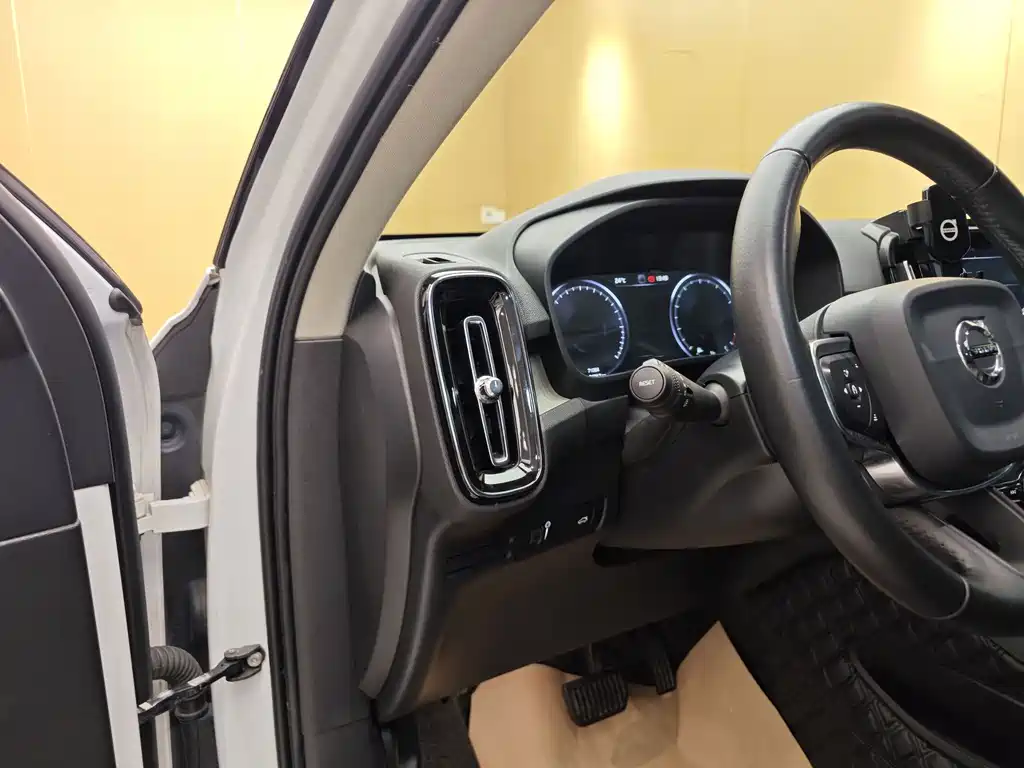 Volvo XC40 — фото 11