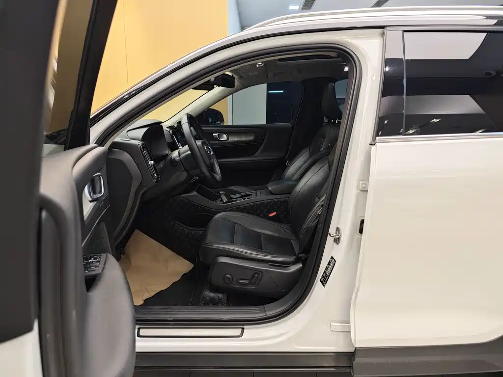 Volvo XC40 — фото 13