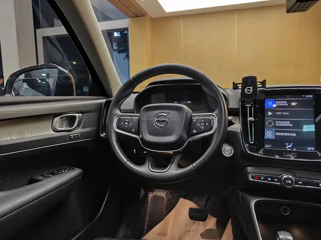 Volvo XC40 — фото 14