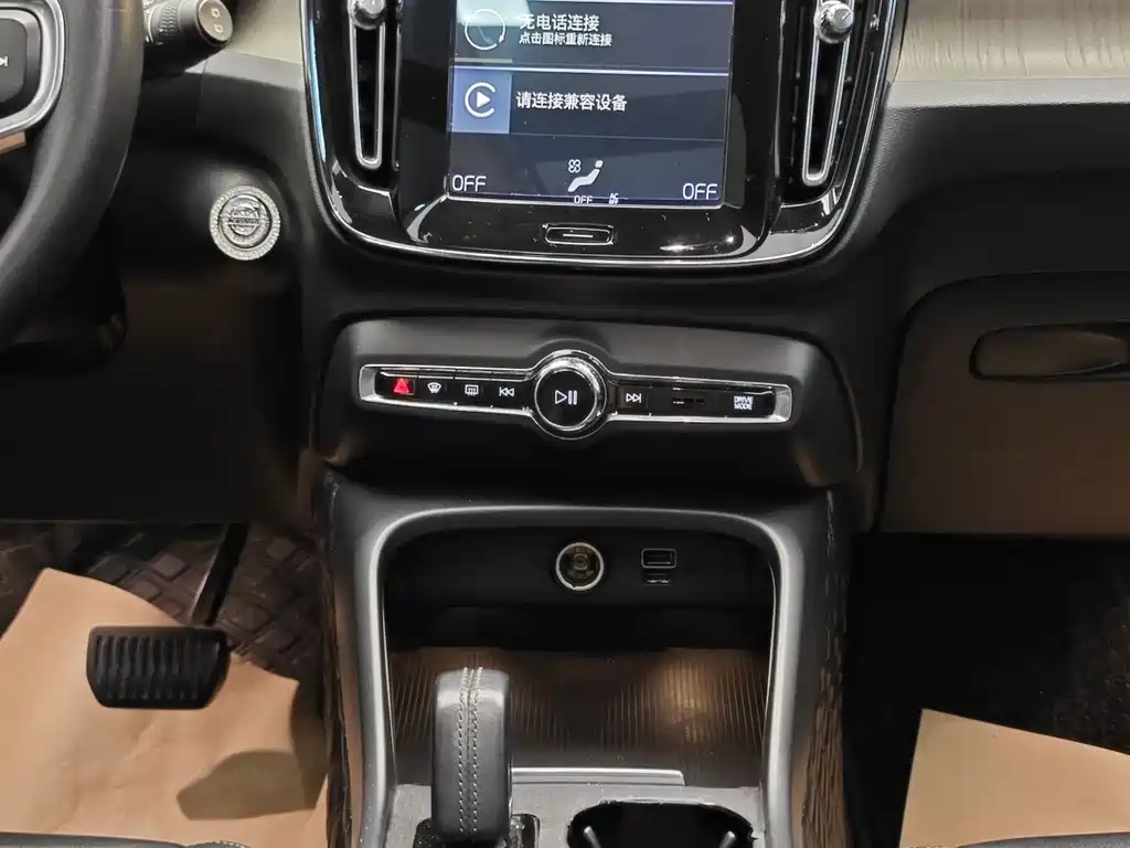Volvo XC40 — фото 18