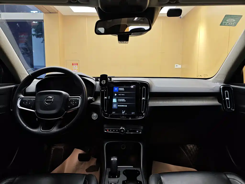 Volvo XC40 — фото 19