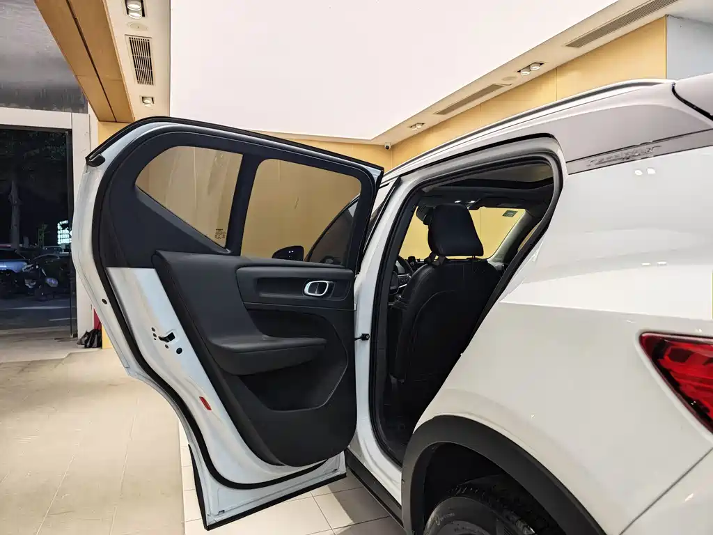 Volvo XC40 — фото 20