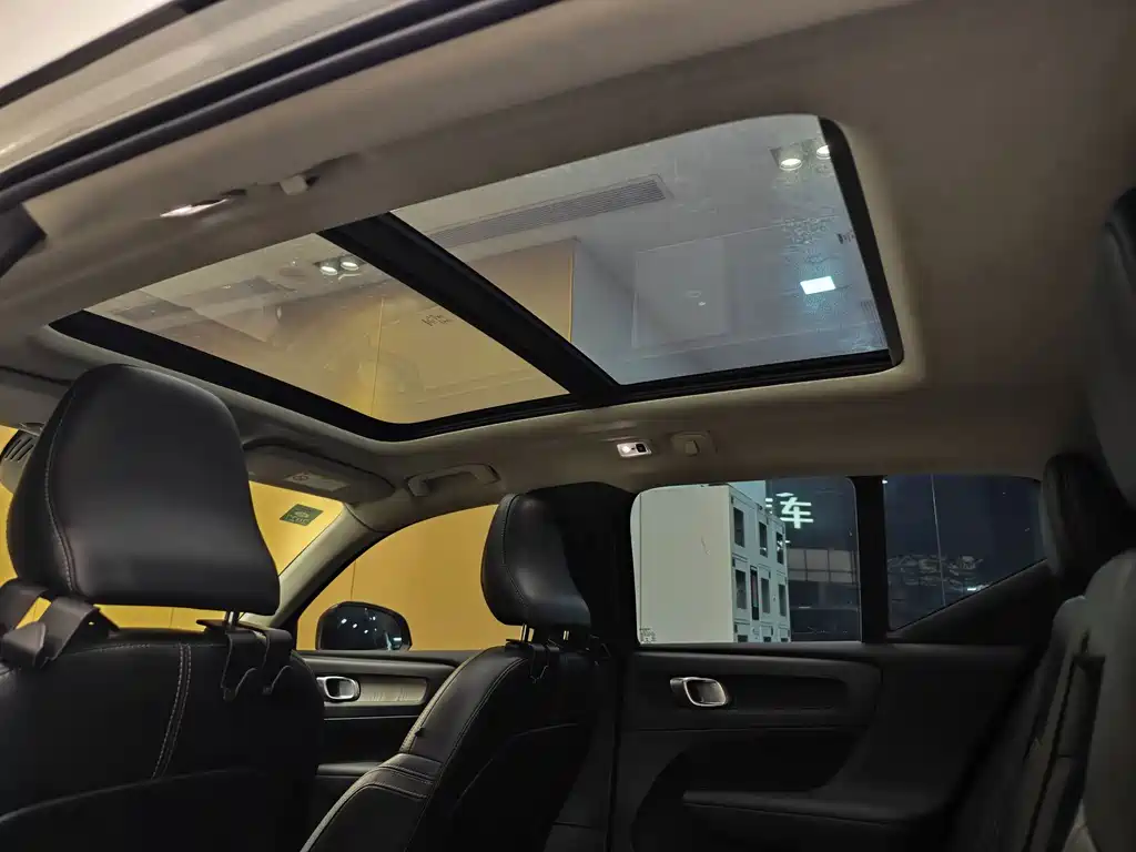 Volvo XC40 — фото 24