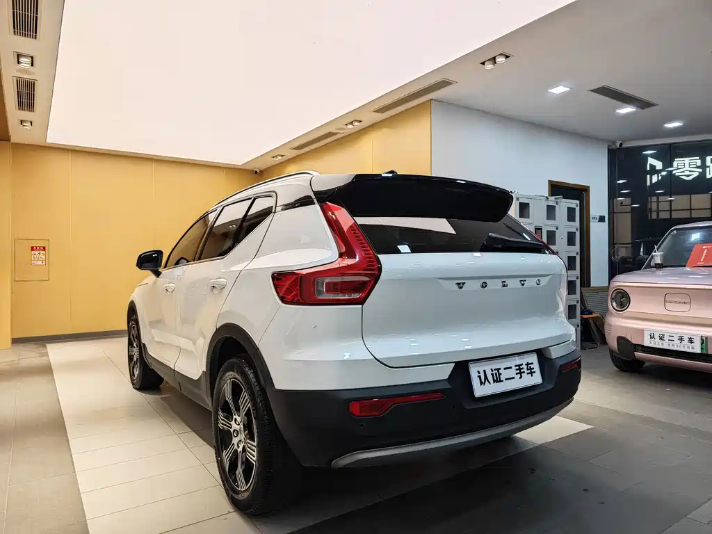 Volvo XC40 — фото 25