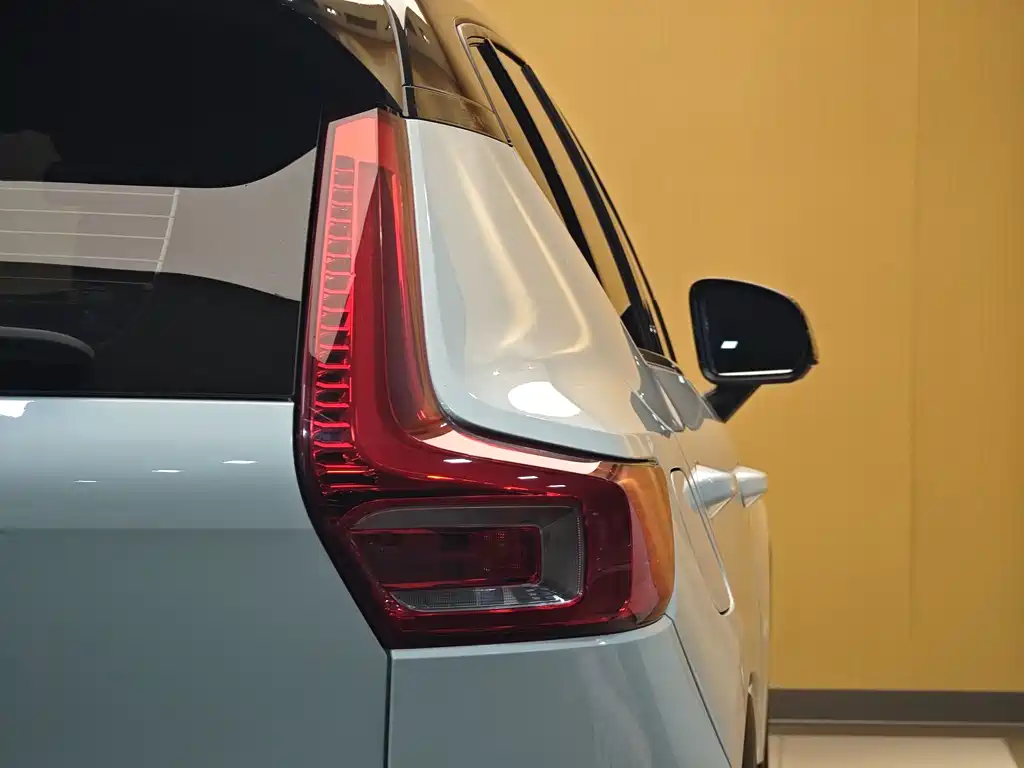 Volvo XC40 — фото 26
