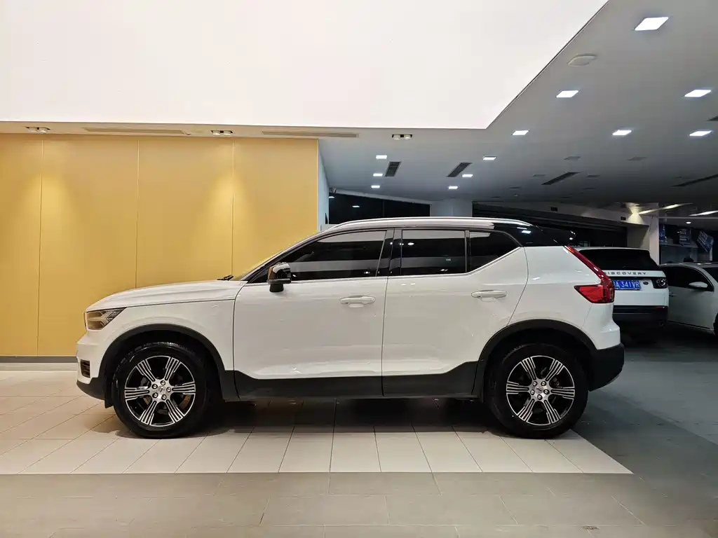 Volvo XC40 — фото 6