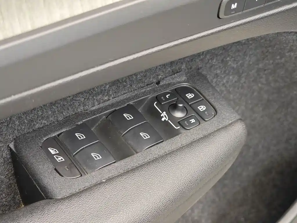 Volvo XC40 — фото 9
