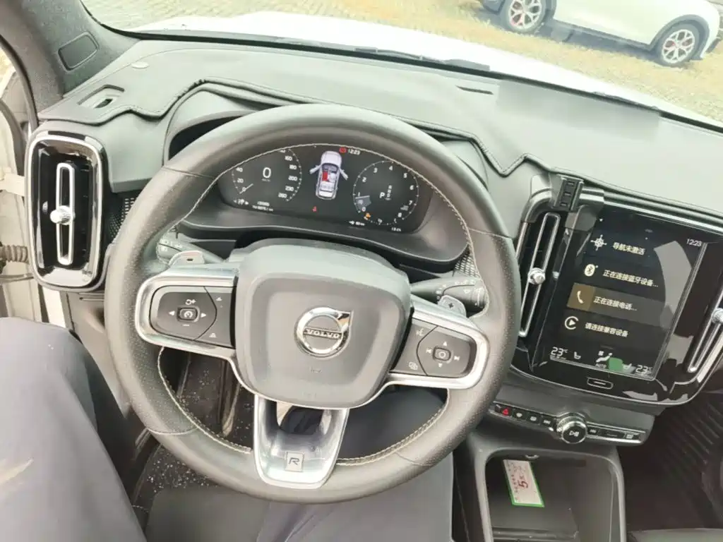 Volvo XC40 — фото 11