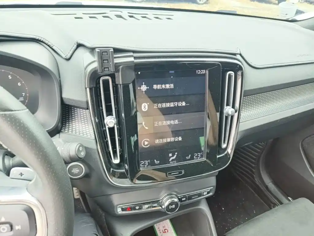 Volvo XC40 — фото 13