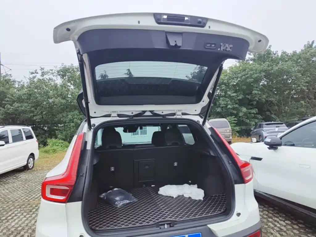 Volvo XC40 — фото 19