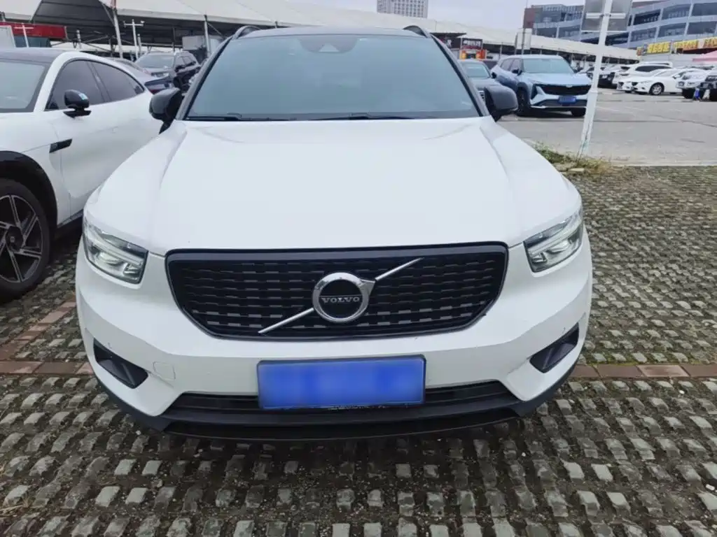 Volvo XC40 — фото 3