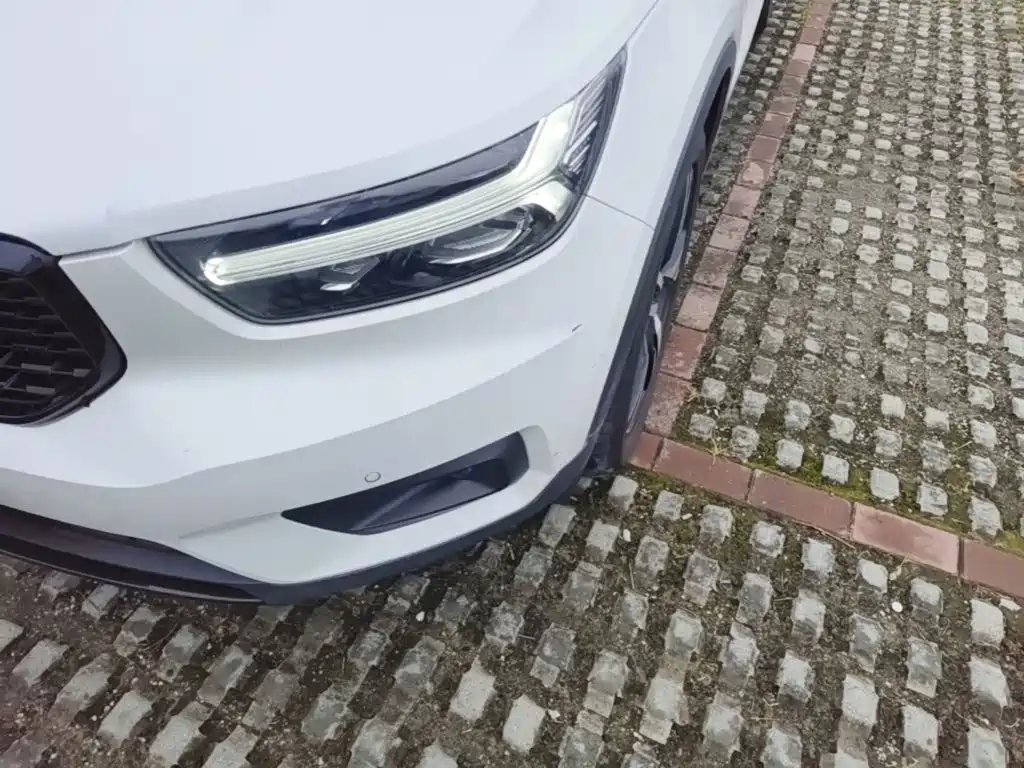 Volvo XC40 — фото 24