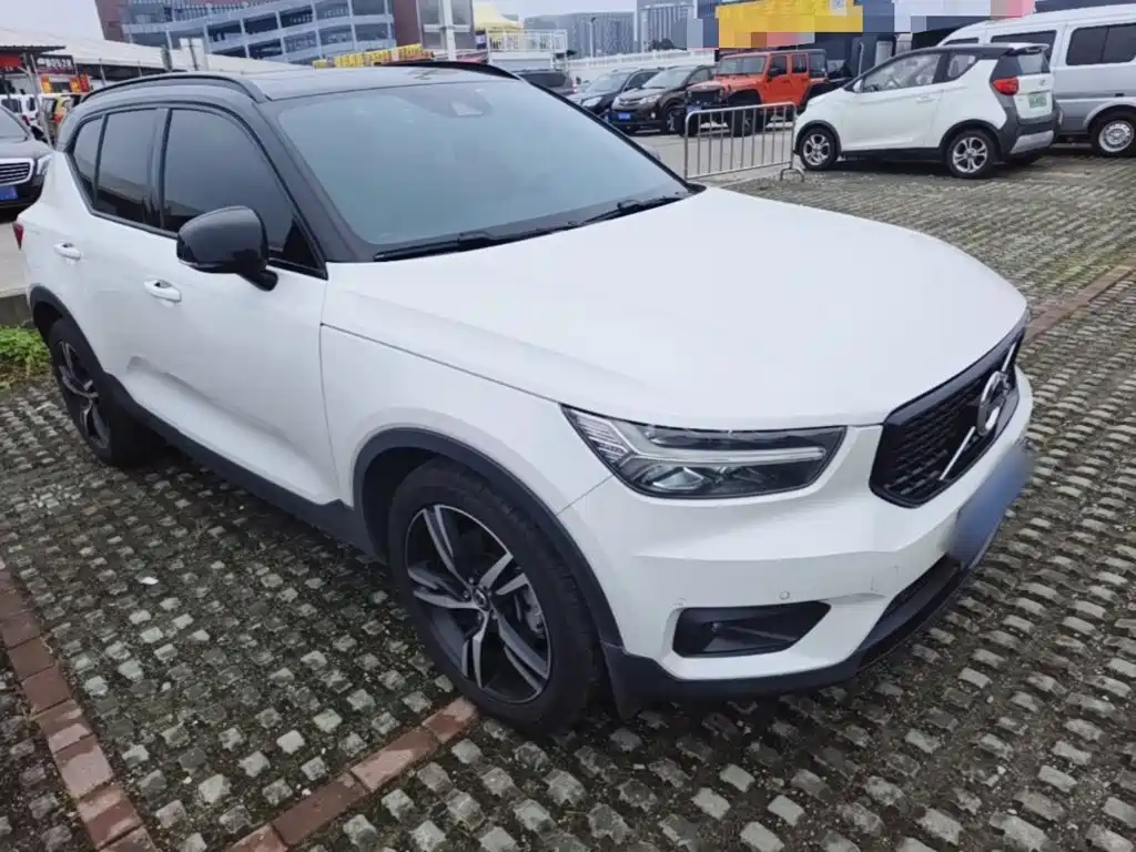 Volvo XC40 — фото 4