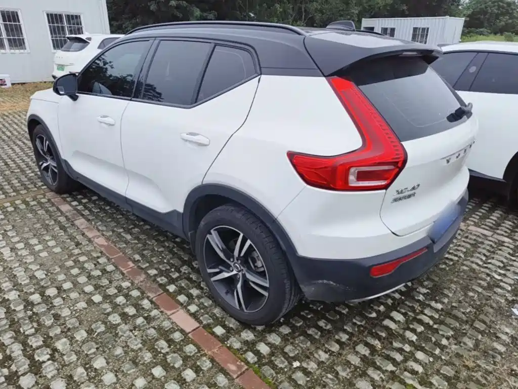 Volvo XC40 — фото 5