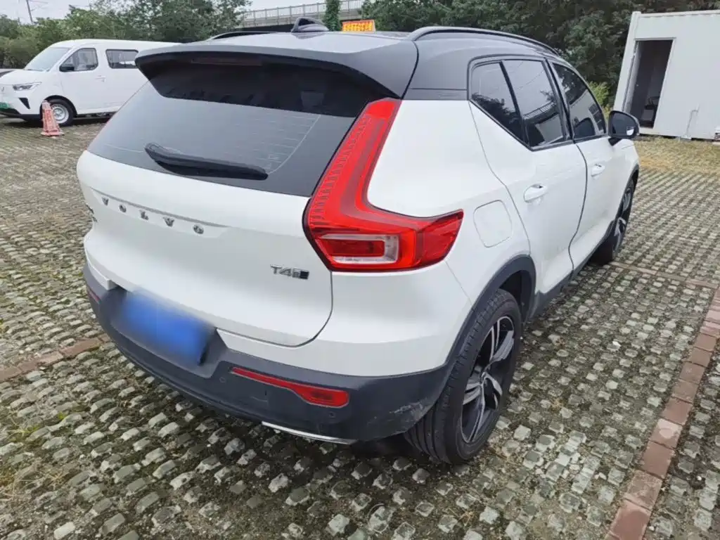 Volvo XC40 — фото 7