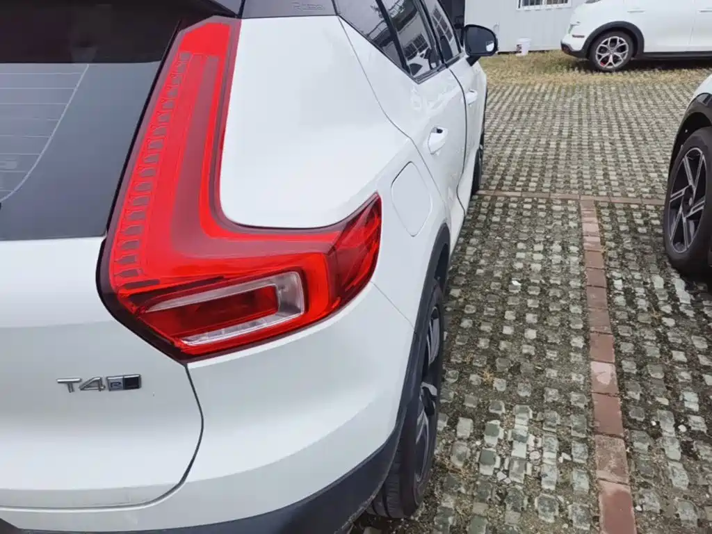 Volvo XC40 — фото 8